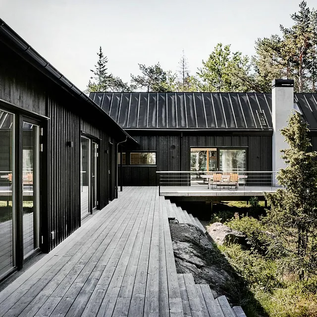 Sort hus med grå platting